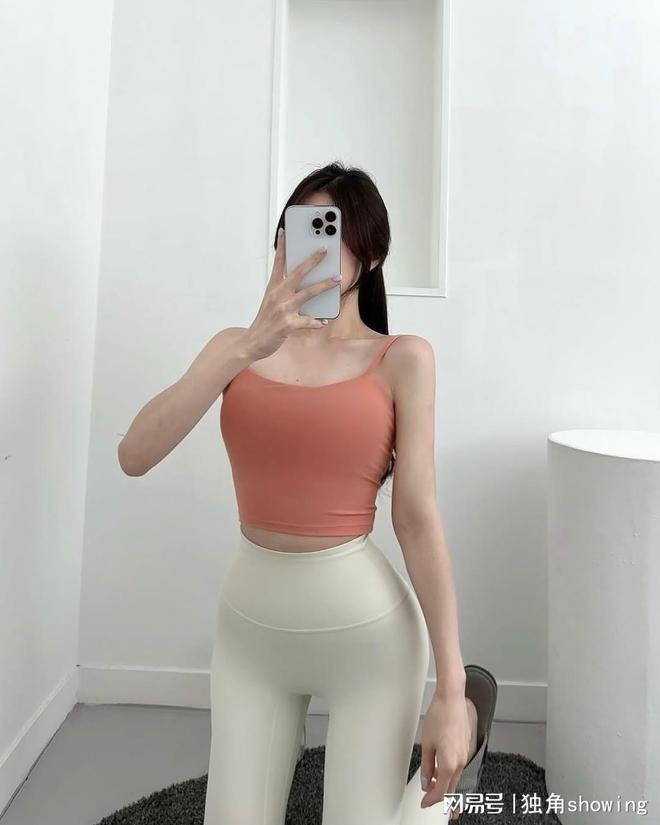 潮背心展现时尚魅力白色健身裤搭配新(图7)